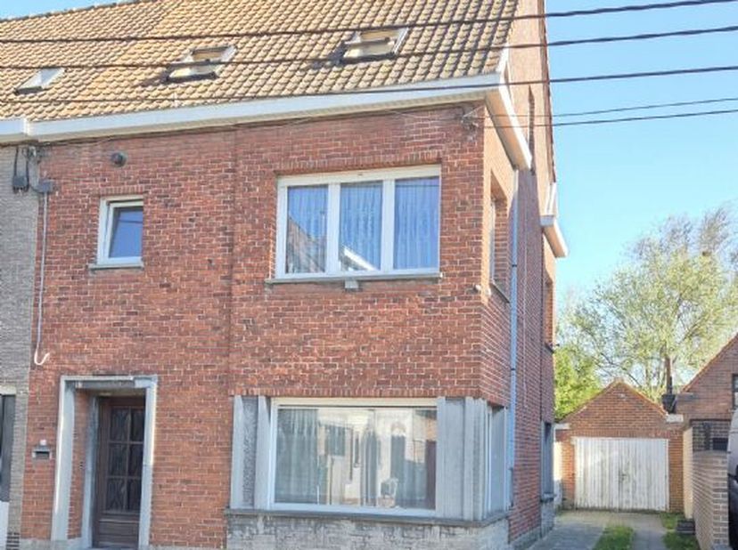 Ideaal gelegen grote hoekwoning te Kuurne, omvattende o.a. op het GELIJKVLOERS: Inkomhal Zeer ruime lichtrijke leefruimte Ruime keuken met eetplaats B